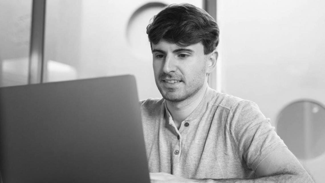 Personne travaillant sur analyse financière