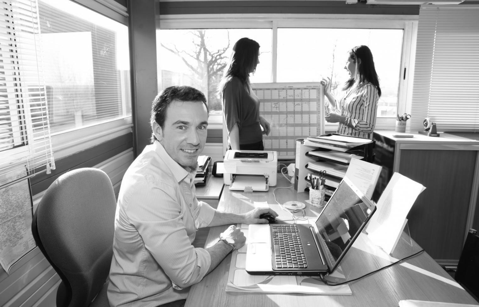 Participants discutant de stratégies d'investissement lors d'un atelier pratique